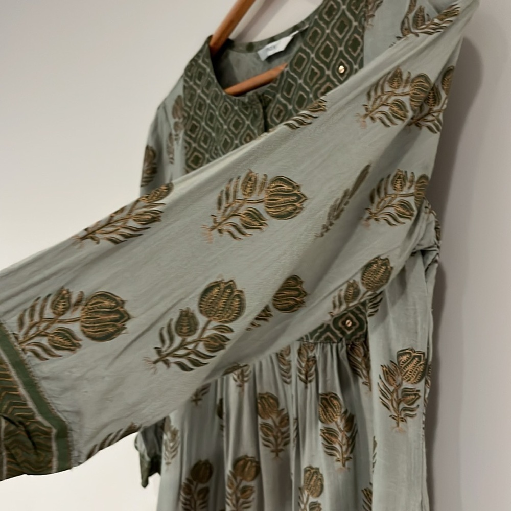 MAX Women’s Small Floral Tunic Blouse Green Gold 3/4 Sleeve Button Placket - Picture 4 of 8